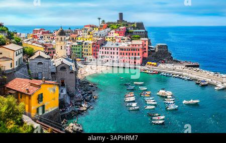 Stadt Vernazza mit farbenfrohen Gebäuden, Cinque Terre, Italien. Stockfoto