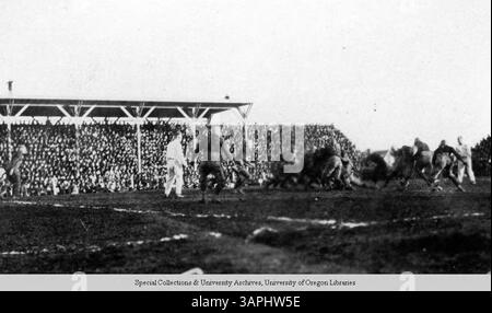 Ein Schwarzweiß-Foto, das ein Spiel aus dem Oregon Homecoming Fußballspiel 1920 gegen Washington im Hayward Field aufnimmt. Oregon gewann das Spiel mit 17:0. Dieses Bild ist in der Sammlung der Bibliotheken der University of Oregon erhalten. Stockfoto