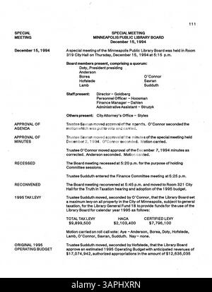 Die Sitzungsprotokolle des Minneapolis Public Library Board aus dem Jahr 1994 zeigen wichtige Entscheidungen zur Finanzierung von Bibliotheken, zur strategischen Planung und zur Programmentwicklung zur Verbesserung der Bibliotheksdienste für Bewohner des Hennepin County. Stockfoto