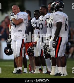 4. August 2011 - Bourbonnais, IL, USA - Brian Urlacher, Major Wright und Lance Briggs von Chicago Bears machen am Donnerstag, 4. August 2011 eine Pause während des Trainingslagers an der Olivet Nazarene University in Bourbonnais, Illinois. (Bild: © Scott Strazzante/Chicago Tribune/MCT/ZUMAPRESS.com) Stockfoto