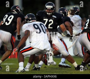 4. August 2011 - Bourbonnais, IL, USA - Chicago Bears Offensive Tackle Gabe Carimi (72) legt Defensive End Julius Peppers (90) während des Trainingslagers an der Olivet Nazarene University in Bourbonnais, Illinois, am Donnerstag, 4. August 2011 auf. (Bild: © Scott Strazzante/Chicago Tribune/MCT/ZUMAPRESS.com) Stockfoto