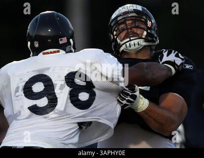 4. August 2011 - Bourbonnais, IL, USA - Chicago Bears Offensive Tackle Gabe Carimi, rechts, Schlachten Corey Wootton (98) während des Trainings-Camp-Trainings an der Olivet Nazarene University in Bourbonnais, Illinois, am Donnerstag, 4. August 2011. (Bild: © Scott Strazzante/Chicago Tribune/MCT/ZUMAPRESS.com) Stockfoto