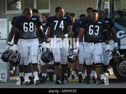 4. August 2011 - Bourbonnais, IL, USA - Chicago Bears' Frank Omiyale (68), Chris Williams (74) und Roberto Garza (63) gehen zum Feld, bevor sie am Donnerstag, 4. August 2011 Camp-Training an der Olivet Nazarene University in Bourbonnais, Illinois, absolvieren. (Bild: © Scott Strazzante/Chicago Tribune/MCT/ZUMAPRESS.com) Stockfoto