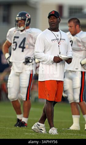 4. August 2011 - Bourbonnais, IL, USA - Chicago Bears Cheftrainer Lovie Smith und Brian Urlacher (54) während des Trainings-Camps an der Olivet Nazarene University in Bourbonnais, Illinois, am Donnerstag, 4. August 2011. (Bild: © Scott Strazzante/Chicago Tribune/MCT/ZUMAPRESS.com) Stockfoto