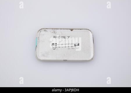 Diese 1988 Pin, die von der NAMES Project Foundation produziert wurde, war Teil der AIDS Memorial Quilt Initiative. Im Besitz von Pat und Mayer Levy, namhafte Pioniere im Bereich AIDS und LGBT-Aktivismus in St. Louis, Missouri. Stockfoto