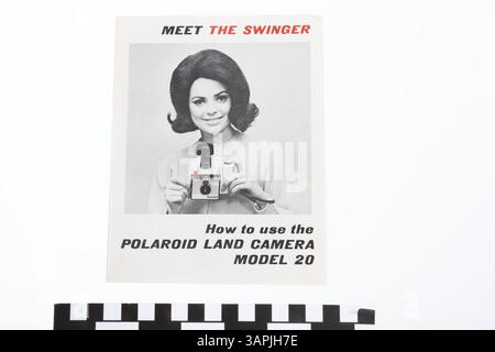 Die Polaroid Swinger, die 1965 eingeführt wurde, war eine revolutionäre Sofortkamera, die erschwinglich, benutzerfreundlich und sofort Fotos abdruckt. Sie wurde bis 1970 von Polaroid produziert. Stockfoto