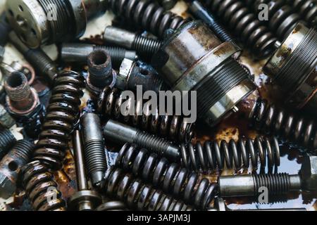 Mechanische Stahlteile mit Maschinenöl bestrichen, Nahaufnahme. Stahldüsen, Federn, Bolzen, Kupplungen und Rohre. Stockfoto