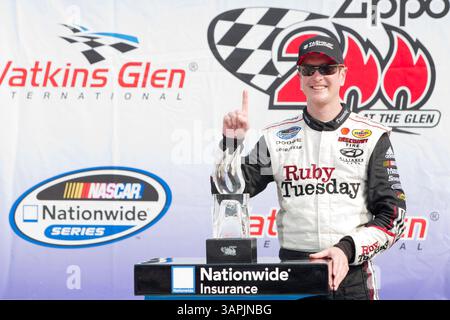 WATKINS GLEN, NY - 13. August 2011: Kurt Busch (22) gewinnt den Zippo 200 beim Glen-Rennen beim Watkins Glen International in Watkins Glen, NY. (Kreditbild: © ASP/Cal Sport Media/ZUMAPRESS.com) Stockfoto