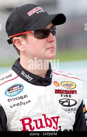 WATKINS GLEN, NY - 13. August 2011: Kurt Busch (22) wartet auf die Qualifikation für den Zippo 200 beim Glen-Rennen beim Watkins Glen International in Watkins Glen, NY. (Kreditbild: © ASP/Cal Sport Media/ZUMAPRESS.com) Stockfoto