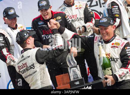 WATKINS GLEN, NY - 13. August 2011: Kurt Busch (22) gewinnt den Zippo 200 beim Glen-Rennen beim Watkins Glen International in Watkins Glen, NY. (Kreditbild: © ASP/Cal Sport Media/ZUMAPRESS.com) Stockfoto