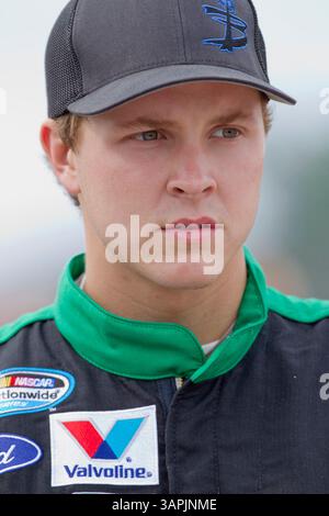 WATKINS GLEN, NY - 13. August 2011: Trevor Bayne (16) wartet auf die Qualifikation für den Zippo 200 beim Glen-Rennen beim Watkins Glen International in Watkins Glen, NY. (Kreditbild: © ASP/Cal Sport Media/ZUMAPRESS.com) Stockfoto
