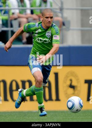 August 2011. . Seattle Sounders FC Mittelfeldspieler Osvaldo Alonso #6 im Kampf gegen Chivas USA im CentryLink Field in Seattle, WA. . Sounders FC und Chivas USA ziehen 0 - 0.George Holland / Cal Sport Media(Kreditbild: © George Holland/Cal Sport Media/ZUMAPRESS.com) Stockfoto