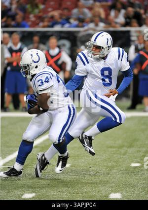 13. August 2011: Der Quarterback der Indianapolis Colts Nate Davis #8 übergibt im Spiel gegen die St. Louis Rams im Edwards Jones Dome in St. Louis, MO, Running Back Delone Carter #34. Die Rams besiegten die Colts 33-10. (Bild: © Mark J. Peters/Cal Sport Media/ZUMAPRESS.com) Stockfoto