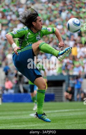 August 2011. . Seattle Sounders FC Mittelfeldspieler Mauro Rosales #10 im Kampf gegen Chivas USA im CentryLink Field in Seattle, WA. . Sounders FC und Chivas USA ziehen 0 - 0.George Holland / Cal Sport Media(Kreditbild: © George Holland/Cal Sport Media/ZUMAPRESS.com) Stockfoto