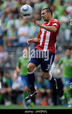 August 2011. . Chivas USA Verteidiger Heath Pearce #3 im Kampf gegen Seattle Sounders FCat CentryLink Field in Seattle, WA. . Sounders FC und Chivas USA ziehen 0 - 0.George Holland / Cal Sport Media(Kreditbild: © George Holland/Cal Sport Media/ZUMAPRESS.com) Stockfoto