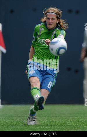 August 2011. . Seattle Sounders FC Mittelfeldspieler Erik Friberg #8 im Kampf gegen Chivas USA im CentryLink Field in Seattle, WA. . Sounders FC und Chivas USA ziehen 0 - 0.George Holland / Cal Sport Media(Kreditbild: © George Holland/Cal Sport Media/ZUMAPRESS.com) Stockfoto