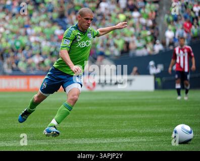 August 2011. . Seattle Sounders FC Mittelfeldspieler Osvaldo Alonso #6 im Kampf gegen Chivas USA im CentryLink Field in Seattle, WA. . Sounders FC und Chivas USA ziehen 0 - 0.George Holland / Cal Sport Media(Kreditbild: © George Holland/Cal Sport Media/ZUMAPRESS.com) Stockfoto