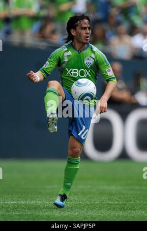 August 2011. . Seattle Sounders FC Mittelfeldspieler Mauro Rosales #10 im Kampf gegen Chivas USA im CentryLink Field in Seattle, WA. . Sounders FC und Chivas USA ziehen 0 - 0.George Holland / Cal Sport Media(Kreditbild: © George Holland/Cal Sport Media/ZUMAPRESS.com) Stockfoto