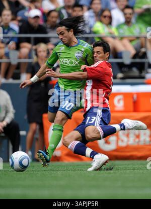 August 2011. . Seattle Sounders FC Mittelfeldspieler Mauro Rosales #10 und Chivas USA Verteidiger ante Jazic #13 kämpfen im CentryLink Field in Seattle, WA. . Sounders FC und Chivas USA ziehen 0 - 0.George Holland / Cal Sport Media(Kreditbild: © George Holland/Cal Sport Media/ZUMAPRESS.com) Stockfoto