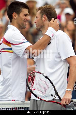 13. August 2011 – Montreal, QE, CAN – Novak Djokovic aus Serbien, links, spricht mit Mardy Fish aus den Vereinigten Staaten, nachdem er den Amerikaner im Endspiel des Rogers Cup-Tennisturniers am 14. August 2011 in Montreal, Kanada besiegt hatte. (Kreditbild: © John Kenney/Postmedia News/MCT/ZUMAPRESS.com) Stockfoto