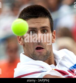 13. August 2011 - Montreal, QE, CAN - Novak Djokovic aus Serbien hält den Ball im Auge, während er sich auf einen Rückhandschuss gegen Mardy Fish aus den Vereinigten Staaten im Endspiel des Rogers Cup-Tennisturniers am Sonntag, den 14. August 2011, in Montreal, Kanada vorbereitet. (Kreditbild: © John Kenney/Postmedia News/MCT/ZUMAPRESS.com) Stockfoto