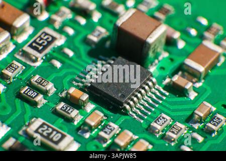 Computerplatine mit gelöteten Chips und Halbleitern, Nahaufnahme. Stockfoto