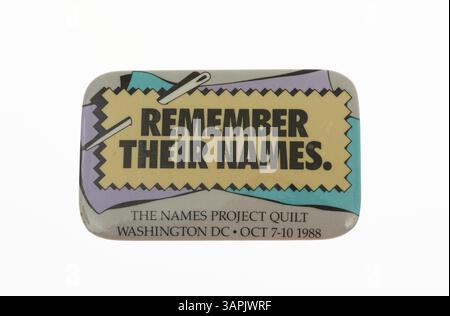 Eine 1988er-Pin aus dem NAMES Project Quilt, produziert, um das Bewusstsein für AIDS und LGBT-Rechte von Pat und Mayer Levy zu schärfen. Die Nadel symbolisiert Erinnerung und Aktivismus in St. Louis, Missouri. Stockfoto