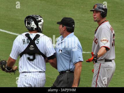 14. August 2011 – Miami Gardens, FL, USA – Schiedsrichter Angel Hernandez greift in einem Streit zwischen dem San Francisco Giants Pitcher Ryan Vogelsong und dem Florida Marlins Catcher Brett Hayes in Miami Gardens, Florida, 14. August 2011 ein. Die Giants besiegten die Marlins mit 5:2. (Abbildung: © Robert Mayer/Sun Sentinel/MCT/ZUMAPRESS.com) Stockfoto