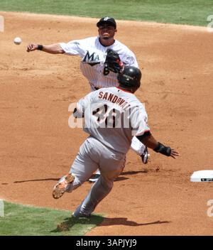 14. August 2011 - Miami Gardens, FL, USA - Florida Marlins zweiter Baseman Alfredo Amezaga feuert den Ball über Pablo Sandoval der San Francisco Giants und absolviert ein Doppelspiel in Miami Gardens, Florida, Sonntag, den 14. August 2011. Die Giants besiegten die Marlins mit 5:2. (Abbildung: © Robert Mayer/Sun Sentinel/MCT/ZUMAPRESS.com) Stockfoto