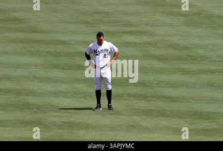 14. August 2011 - Miami Gardens, FL, USA - Mike Stanton, Outfielder der Florida Marlins, steht im rechten Feld, nachdem er spät im Spiel gegen die San Francisco Giants in Miami Gardens, Florida, am Sonntag, den 14. August 2011 ausgestiegen ist. Die Giants besiegten die Marlins mit 5:2. (Abbildung: © Robert Mayer/Sun Sentinel/MCT/ZUMAPRESS.com) Stockfoto
