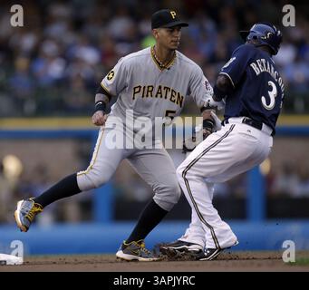 14. August 2011 - Milwaukee, WI, USA - Yuniesky Betancourt von Milwaukee Brewers wurde am Sonntag, den 14. August 2011, von Pittsburgh Pirates' Ronny Cedno im Miller Park in Milwaukee, Wisconsin, verschlagwortet. (Bild: © Benny Sieu/Milwaukee Journal Sentinel/MCT/ZUMAPRESS.com) Stockfoto