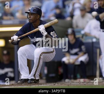 14. August 2011 - Milwaukee, WI, USA - Nyjer Morgan von Milwaukee Brewers zieht einen Bunt-Versuch gegen die Pittsburgh Pirates im Miller Park in Milwaukee, Wisconsin, Sonntag, 14. August 2011 zurück. (Bild: © Benny Sieu/Milwaukee Journal Sentinel/MCT/ZUMAPRESS.com) Stockfoto