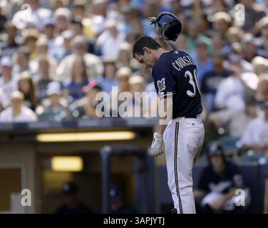 14. August 2011 – Milwaukee, WI, USA – Milwaukee Brewers' Craig Counsell reagiert, nachdem er im 7. Inning gegen die Pittsburgh Pirates im Miller Park in Milwaukee, Wisconsin, am Sonntag, den 14. August 2011 einen Sieg erzielt hat. (Bild: © Benny Sieu/Milwaukee Journal Sentinel/MCT/ZUMAPRESS.com) Stockfoto