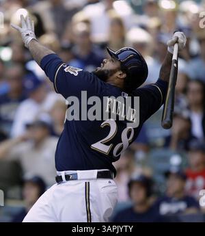 14. August 2011 - Milwaukee, WI, USA - Milwaukee Brewers' Prince Fielder fliegt am Sonntag, 14. August 2011, im 6. Inning gegen die Pittsburgh Pirates im Miller Park in Milwaukee, Wisconsin, mit Läufern auf der Basis aus. (Bild: © Benny Sieu/Milwaukee Journal Sentinel/MCT/ZUMAPRESS.com) Stockfoto