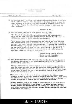 Diese Ausgabe 1964 des offiziellen Bulletins der Minneapolis Public Library ist eine wöchentliche Publikation, die die Mitarbeiter über Updates, Bibliotheksereignisse und wichtige betriebliche Details auf dem Laufenden hält. Stockfoto