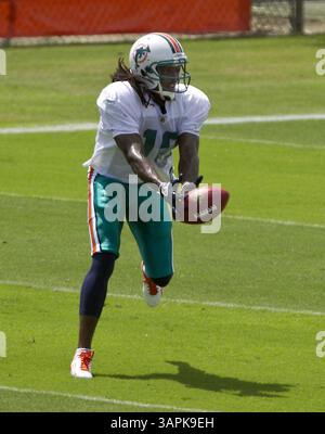 15. August 2011 - DAVIE, FL, USA - der Wide Receiver von Miami Dolphins, Clyde Gates, lässt während des Trainings am 15. August 2011 in der Trainingseinrichtung des Teams in DAVIE, Florida, einen Pass in Übungen fallen. (Bild: © Joe Rimkus Jr/Miami Herald/MCT/ZUMAPRESS.com) Stockfoto