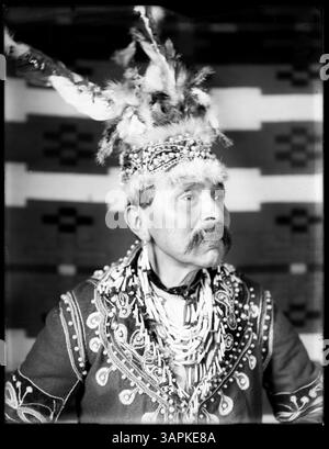 Porträt von Lee Moorhouse eines Mannes in Regalia. Das Foto ist Teil der Lee Moorhouse-Sammlung der University of Oregon Libraries. Stockfoto