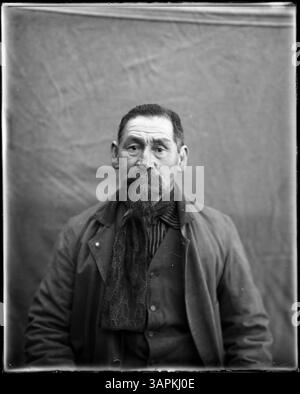 Ein Porträt eines nicht identifizierten Mannes aus der Fotosammlung Lee Moorhouse der University of Oregon Libraries. Die Fotografie ist Teil einer größeren Sammlung historischer Bilder, die das Leben und die Kultur Amerikas darstellen. Stockfoto