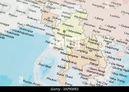 Makrofoto einer grünen Nadel in die politische Karte der Stadt Bago in Myanmar Stockfoto