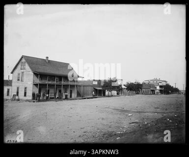 Foto der Main Street, Umatilla, Oregon, mit dem Cottage Hotel. Das Bild ist Teil der Lee Moorhouse Sammlung von Fotografien. Stockfoto