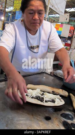 6. August 2011 - Mexico City, MEX - Koch auf dem zentralen Markt für Lebensmittel in Mexiko-Stadt bereitet Quesadillas von Huitlacoche vor, 6. August 2011. Der Pilz, der im englischen Namen Maissmut genannt wird, wird mexikanische Trüffel genannt. (Kreditbild: © Tim Johnson/MCT/MCT/ZUMAPRESS.com) Stockfoto