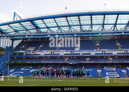 London, Großbritannien. April 2025. Spieler und Mitarbeiter von Legia, die während des offiziellen Trainings von Legia Warszawa vor dem zweiten Leg des Viertelfinalspiels der UEFA Europa Conference League zwischen Chelsea FC und Legia Warszawa gesehen wurden Credit: Maciej Rogowski/Alamy Live News Stockfoto