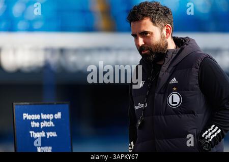 London, Großbritannien. April 2025. Goncalo Feio wurde während des offiziellen Trainings von Legia Warszawa vor dem zweiten Leg des Viertelfinalspiels der UEFA Europa Conference League zwischen Chelsea FC und Legia Warszawa gesehen. Credit: Maciej Rogowski/Alamy Live News Stockfoto