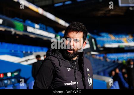 London, Großbritannien. April 2025. Goncalo Feio wurde während des offiziellen Trainings von Legia Warszawa vor dem zweiten Leg des Viertelfinalspiels der UEFA Europa Conference League zwischen Chelsea FC und Legia Warszawa gesehen. Credit: Maciej Rogowski/Alamy Live News Stockfoto