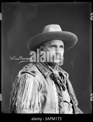 Eine Serie von Fotografien von Lee Moorhouse in verschiedenen Posen und Kostümen, Teil der Sammlung der University of Oregon Libraries. Die Bilder erfassen den Fotografen in verschiedenen Outfits und Einstellungen. Stockfoto