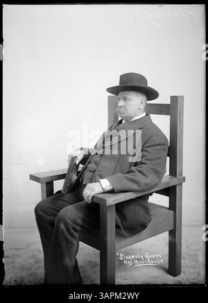 PH036 1452 von Lee Moorhouse ist ein sitzendes Porträt von Lee Moorhouse, das als Teil der Bibliothek der Universität von Oregon aufgenommen wurde. Stockfoto