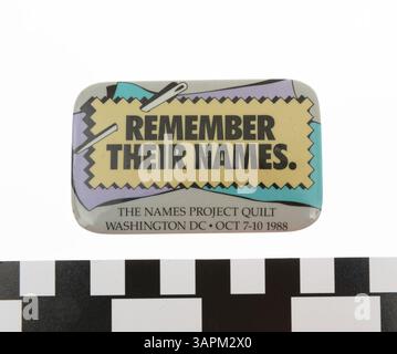 Die 1988 Remember With Names Pin stammt aus dem NAMES Project Quilt, das geschaffen wurde, um die an AIDS verloren gegangenen zu ehren und die LGBT-Rechte zu unterstützen, produziert von Pat und Mayer Levy in St. Louis, Missouri. Stockfoto