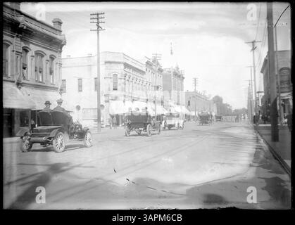 Das Foto zeigt eine Autoparade in Pendleton, Oregon, aufgenommen von Lee Moorhouse. Dieses historische Bild ist Teil der Sammlung der Bibliotheken der University of Oregon, die ein bedeutendes Gemeindeereignis im frühen 20. Jahrhundert erfasst. Stockfoto