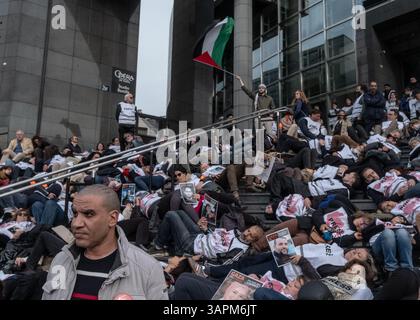 Saint Ouen, Paris, Frankreich. April 2025. Bei den israelischen Bombenangriffen auf den Gazastreifen wurden in 18 Monaten fast 200 palästinensische Journalisten getötet. Um dieses in der Geschichte dieses Berufs beispiellose Massaker anzuprangern, fordern die wichtigsten französischen Organisationen, die Journalisten und Pressefreiheit verteidigen, den Beruf auf, sich am 16. April 2024 vor der Oper Bastille in Paris zu versammeln. (Kreditbild: © Sadak Souici/ZUMA Press Wire) NUR REDAKTIONELLE VERWENDUNG! Nicht für kommerzielle ZWECKE! Stockfoto