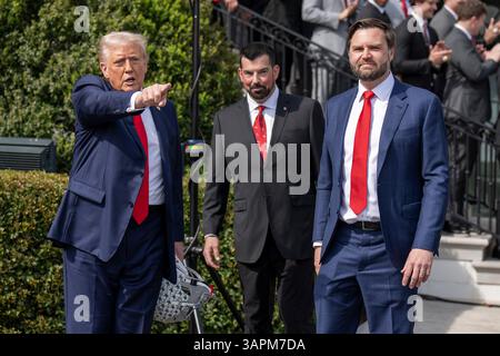Washington, Usa. April 2025. U. US-Präsident Donald Trump, links, zusammen mit Buckeyes-Cheftrainer Ryan Day, Center, und Vizepräsident JD Vance, rechts, während einer Veranstaltung zur Feier des College Football National Champion der Ohio State University Buckeyes 2025 im South Portico of the White House, 14. April 2025 in Washington, DC Credit: Emily Higgins/White House Photo/Alamy Live News Stockfoto